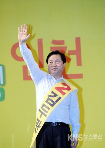 [포토뉴스] 지지자들에게 답례하는 김두관 후보 - KNS뉴스통신 [포토뉴스] 지지자들에게 답례하는 김두관 후보