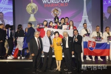 국가대표 선수단, OMC 헤어월드 7연패 달성 - 대한미용사회중앙회 국가대표 선수단, OMC 헤어월드 7연패 달성