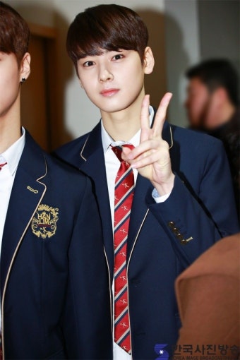 (포토)아스트로 차은우-문빈, '졸업식에 빛나는 훈훈한 외모!' - 한국사진방송 대한민국예술-