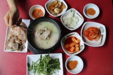 [고대인의 밥상] 한끼돼지국밥, 뽀얀 국물에 담긴 정성