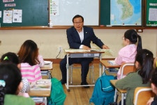 안양시의회 천진철 의장, 덕천초등학교 찾아가 어린이들에게 동화구연 실시