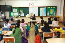 안양시의회 천진철 의장, 덕천초등학교 찾아가 어린이들에게 동화구연 실시