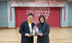  대전시 유성구의회 하경옥 의장, 유성구노인복지관으로부터 감사패 받아