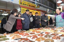  수원시 영통구청장, 연말 맞아 구매탄시장 방문