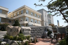  인천시 중구의회.와; 공무원 노조,가.충돌.과.대립의 각을 세우고 있다 