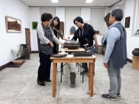 경인투데이뉴스 안산시 대쟁이 마을주민들이 준비한 소박하고, 감동이 있는 전시회 ‘가을 예술을 談다(도예와 서각) 열려~~