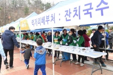  영주 소백산마라톤대회 ‘먹거리 부스(국수) 인기’