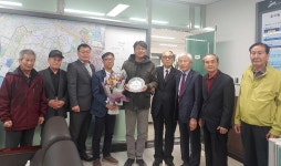 경인투데이뉴스 안산시 초지동 그린빌 16·17단지 노인회, 1사1경로당 결연업체에 감사패 전달