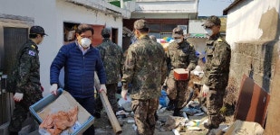  군산시 미성동, 민관 협력 봉사활동으로 저장강박 가구 쓰레기 청소