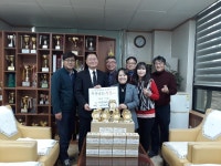 경인투데이뉴스 동두천시 아조타아조아 후원회, 장미인삼주 20개 기탁