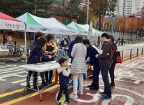 경인투데이뉴스 수원시 영통구, 영통1동 차 없는 거리‘가을동화’행사, 추억의 먹거리로 인기