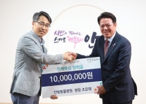 동물병원 원장이 1천만원 장학금 쾌척. 21일 안양시인재육성재단에 