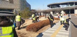 경인투데이뉴스 수원시 권선구, 설을 맞아 수원역 환승센터 대청소에 나서
