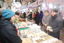 경인투데이뉴스 이재현 인천 서구청장이 설 명절을 앞두고가좌시장과 인천축산물시장, 정서진중앙시장을 찾아 상인과 만나 