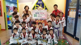 경인투데이뉴스 수원시 영통구, 매탄4동 대호태권도 수련생들의 라면트리 기부