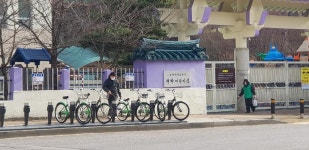 경인투데이뉴스 안산시 일동 새마을 협의회 코로나19 확산 방지를 위해 버스정류장 대학 유치원등 방역 실시