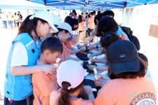 안산시기업통합봉사단, 4년 만에 고려인 아동과 봄나들이:경인투데이뉴스 ≪경인투데이뉴스≫ 안산시기업통합봉사단, 4년 만에 고려인 아동과... 