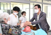 정명근 화성시장,취임1주년 맞아 관내 노인요양시설 방문해:경인투데이뉴스 ≪경인투데이뉴스≫ 정명근 화성시장,취임1주년 맞아 관내... 