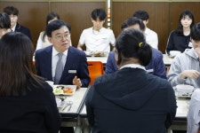 “눈높이 정책 펼칠 것” 진교훈 강서구청장, 학생들과 점심 소통... “눈높이 정책 펼칠 것” 진교훈 강서구청장, 학생들과 점심 소통
