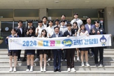 “눈높이 정책 펼칠 것” 진교훈 강서구청장, 학생들과 점심 소통... “눈높이 정책 펼칠 것” 진교훈 강서구청장, 학생들과 점심 소통