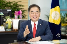 [인터뷰] 제9대 구로구의회 후반기 정대근 의장「경인투데이뉴스」단독... 제9대 구로구의회 후반기 정대근 의장「경인투데이뉴스」단독 인/터... 