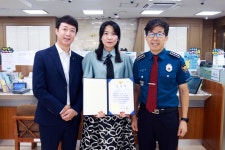 안양만안경찰서, 보이스피싱 피해 4,700만 원 예방한 농협 직원에... 안양만안경찰서, 보이스피싱 피해 4,700만 원 예방한 농협 직원에 감사장 전달