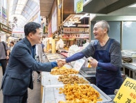 진교훈 강서구청장, 추석 앞두고 전통시장 찾아 민생 살펴:경인투데이뉴스 ≪경인투데이뉴스≫ 진교훈 강서구청장, 추석 앞두고 전통시장 찾아... 