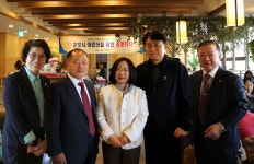 이학갈비 산본점, 군포시늘푸른노인복지관과 함께 군포시 어르신을 위한 경로잔치 후원:경인투데이뉴스 ≪경인투데이뉴스≫ 이학갈비 산본점... 