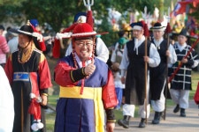 ‘제8회 양주 회암사지 왕실축제’ 둘째 날 ‘어가행렬’로 성대한... ‘제8회 양주 회암사지 왕실축제’ 둘째 날 ‘어가행렬’로 성대한 ‘시작’