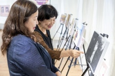 아우내은빛복지관, 충청남도스마트돌봄사업단 연계 AI 그림동화... 연계 AI 그림동화 전시회 ‘기억을 담다, 미래를 잇다’ 개최