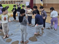 아산흰돌유치원, 흙이랑 놀자 찾아오는 체험학습 실시:경인투데이뉴스 ≪경인투데이뉴스≫ 아산흰돌유치원, 흙이랑 놀자 찾아오는 체험학습 실시