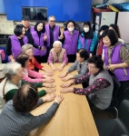 인천 남동구 논현1동 통장자율회, 경로당 어르신들과 함께하는... 남동구 논현1동 통장자율회, 경로당 어르신들과 함께하는 ‘봉숭아 물들이기’