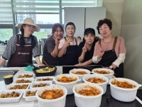 인천 미추홀구 주안5동 주부9단 마을공동체, 어르신 반찬 나눔 행사 진행:경인투데이뉴스 ≪경인투데이뉴스≫ 인천 미추홀구 주안5동 주부9단... 
