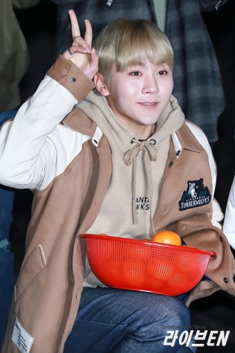 [LIVE포토] 세븐틴(Seventeen) 승관, 귤바구니 들고 새콤달콤하게 브이 - JAPAN Culture Media 라이브엔