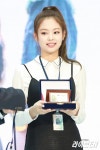 [LIVE포토] 블랙핑크 제니, 청순미에 삼촌팬들 심장 콩닥콩닥 - 라이브엔 