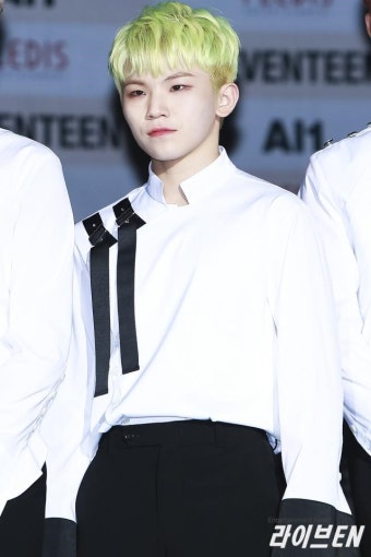 [LIVE포토] 세븐틴 우지, 봄을 닮은 연두빛 머리 스타일 - JAPAN Culture Media 라이브엔