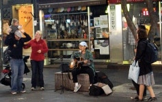 오픈 갤러리 - 인사동 야간거리 기타공연