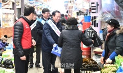 구인모 거창군수, 거창전통시장 찾아 물가안정과 소비촉진을 위한 캠페인 펼쳐 - 내외일보 구인모 거창군수, 거창전통시장 찾아 물가안정과... 