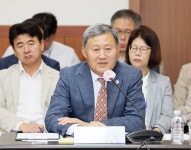 『한라생태숲』 비쭈기나무로 모여든 나방들 - 제주환경일보 『한라생태숲』 비쭈기나무로 모여든 나방들