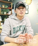 미조항 바닷가 옆 카페에떼, 커피 내리는 김경석 씨 - 남해시대 미조항 바닷가 옆 카페에떼, 커피 내리는 김경석 씨