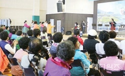 웃는 당신이 바로 청춘 `어르신을 위한 힐링음악회` - 남해시대 웃는 당신이 바로 청춘 `어르신을 위한 힐링음악회`