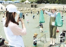 `야단법석` 지기고 피우고 떤 관광객들 - 남해시대 `야단법석` 지기고 피우고 떤 관광객들