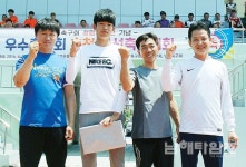 천연잔디위에 펼쳐진 `우정 축구` - 남해시대 천연잔디위에 펼쳐진 `우정 축구`