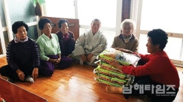 상주 법문사, 노도경로당에 사랑의 쌀 전달 - 남해시대 상주 법문사, 노도경로당에 사랑의 쌀 전달