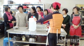 남면 생활개선회, 수제두부 전달해 - 남해시대 남면 생활개선회, 수제두부 전달해