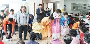 화목한 소입현 마을, 경로잔치 - 남해시대 화목한 소입현 마을, 경로잔치