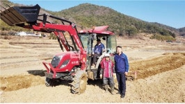 동남해농협 영농지원단 농한기 쟁기 갈이 진행 - 남해시대 동남해농협 영농지원단 농한기 쟁기 갈이 진행