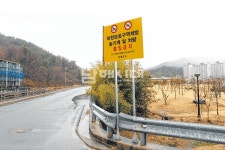 유배문학관 - 봉천 사이 `도로 아닌 제방` - 남해시대 유배문학관 - 봉천 사이 `도로 아닌 제방`