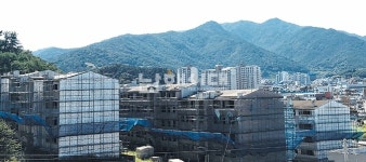 유배문학관 뒤 연립주택, 공사 진척 하세월 - 남해시대 유배문학관 뒤 연립주택, 공사 진척 하세월