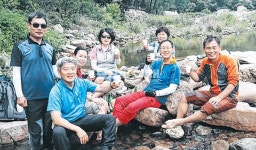 상주면향우산악회 화양동계곡서 시원한 물놀이 - 남해시대 상주면향우산악회 화양동계곡서 시원한 물놀이